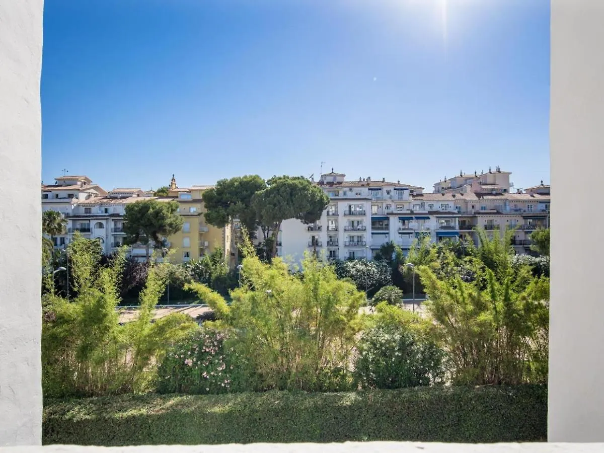 Apartamento De 2 Dormitorios En Playas Del Duque Marbella