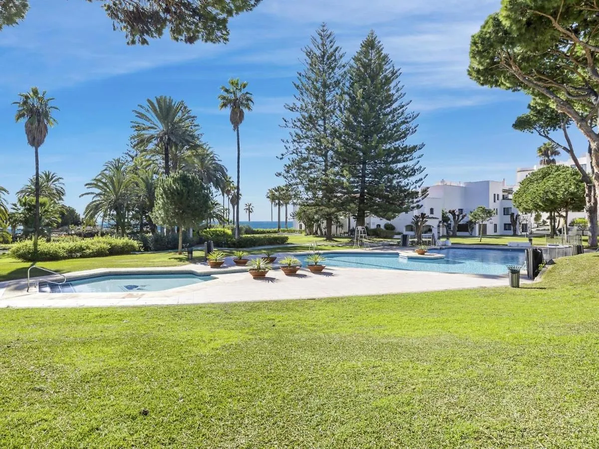 Apartamento De 2 Dormitorios En Playas Del Duque Marbella 0*,