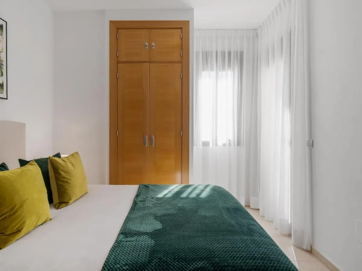 Apartamento De 2 Dormitorios En Playas Del Duque Marbella