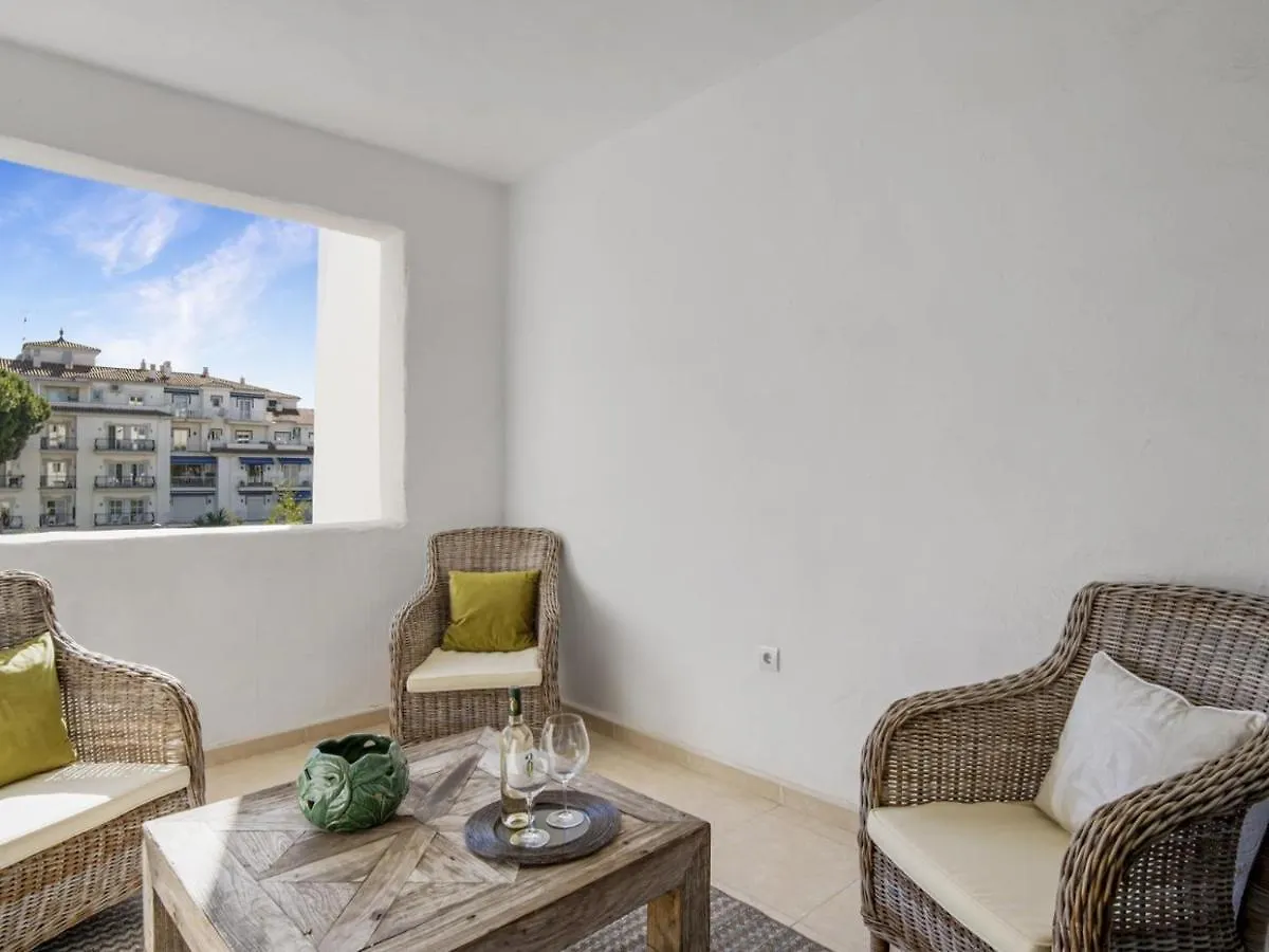 Apartamento De 2 Dormitorios En Playas Del Duque 마르베야